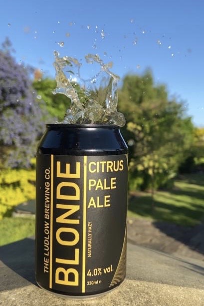 Blonde can with water splash